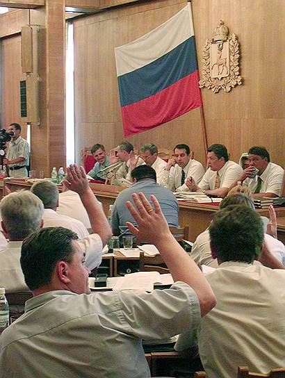 Июль 2002 года. Такое единогласное голосование случалось на заседаниях областного парламента не всегда