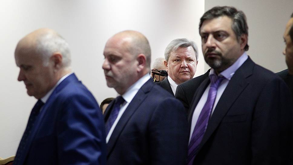 В октябре 2015 года на пост главы городской думы был выдвинут Дмитрий Краснов (на заднем плане), но победил снова Иван Карнилин