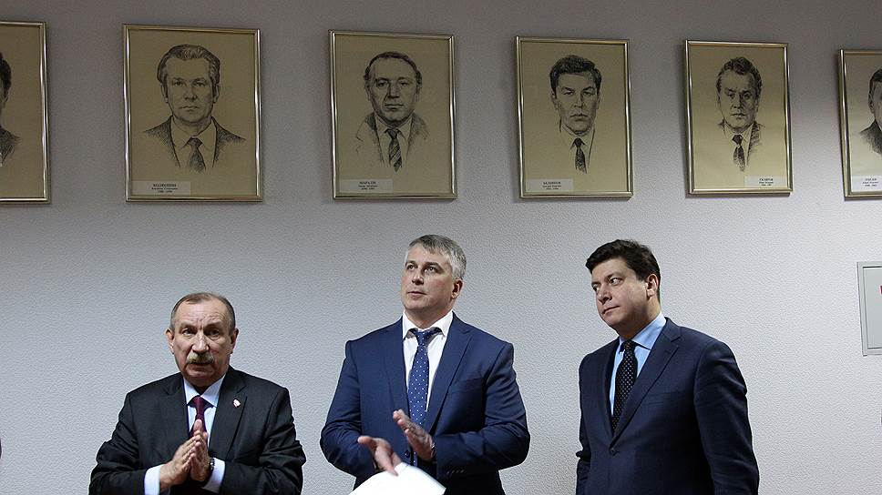Декабрь 2015 года. Очередным мэром избран Сергей Белов (в центре). Портреты на стене напоминают о всех его предшественниках