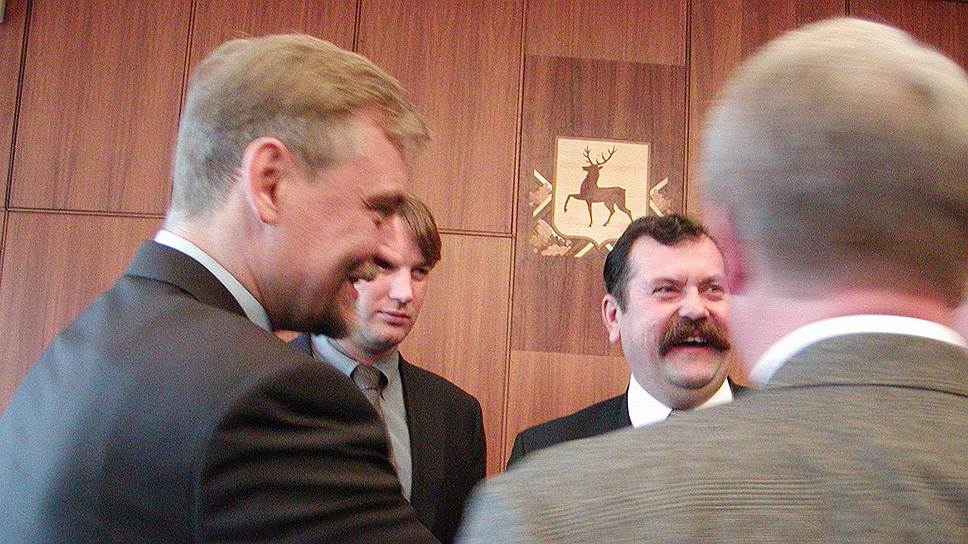 Осенью 2005 года на пост руководителя думы претендовал Александр Мелешкин (в центре)