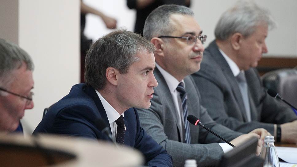 Наконец, мэр и председатель думы избраны. Теперь это Владимир Панов (слева) и Дмитрий Барыкин (в центре)