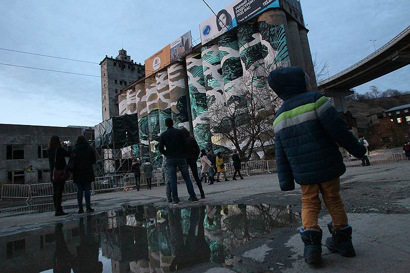 Стены элеватора украсила проекция композиции московского уличного художника Андрея Бергера, более известного под ником Aber