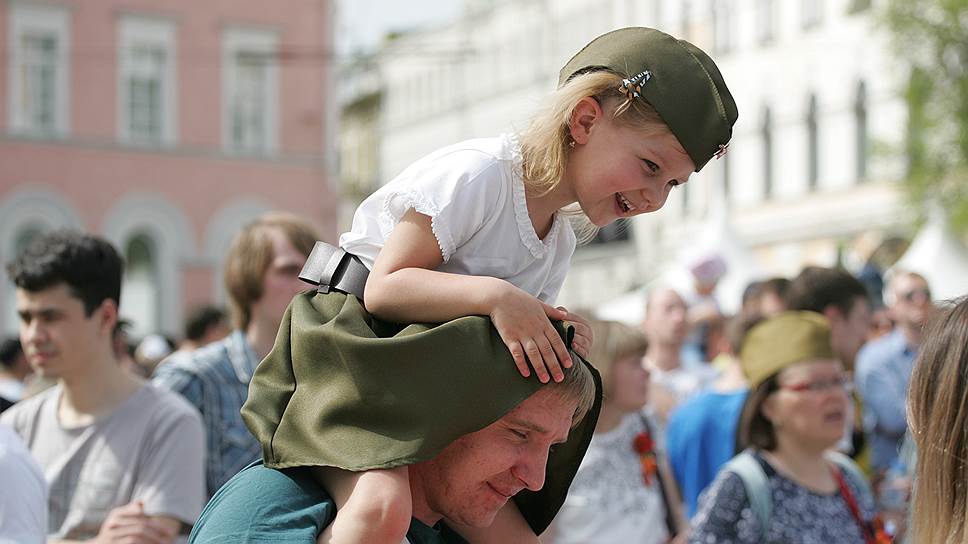 Хорошо у папы на плечах!