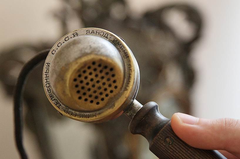 Производство телефонных аппаратов в Нижнем Новгороде началось в 1917 году на заводе «Сименс и Гальске», который был позже переименован в телевизионный завод имени Ленина. В первой партии было выпущено 850 аппаратов