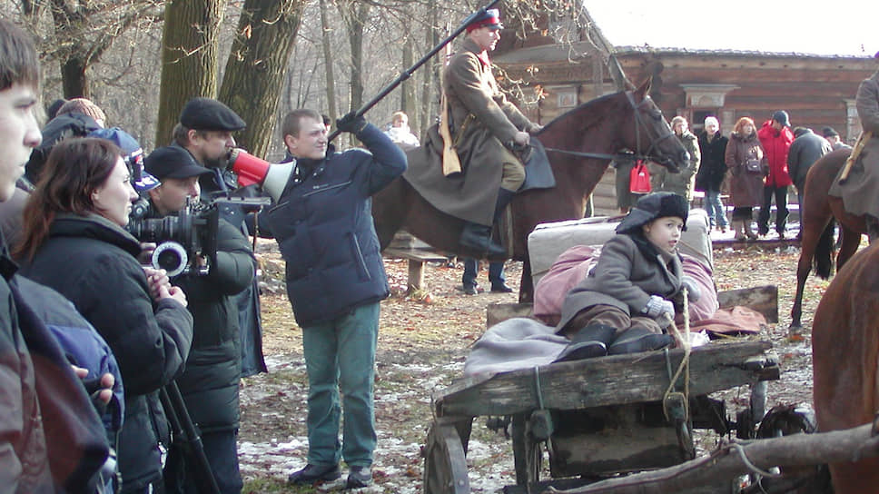 Режиссер Андрей Эшпай (слева с мегафоном) во время съемок телесериала &quot;Дети Арбата&quot;