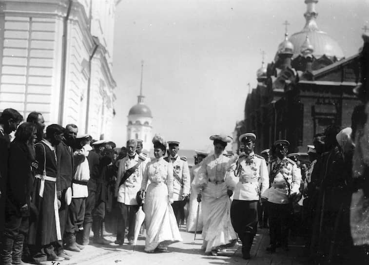 Вершиной расцвета Саровской пустыни в 1903 году стала канонизация преподобного, на которую прибыла царская чета. Успенский собор (слева) блистал во всем своем великолепии