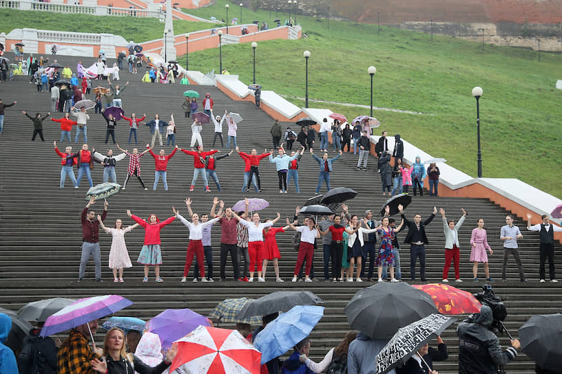 Танцевальный флешмоб собрал на Чкаловской лестнице самых непромокаемых