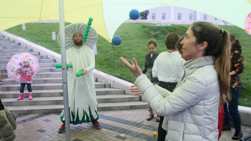 Некоторые извлекли пользу из праздника, научившись жонглировать