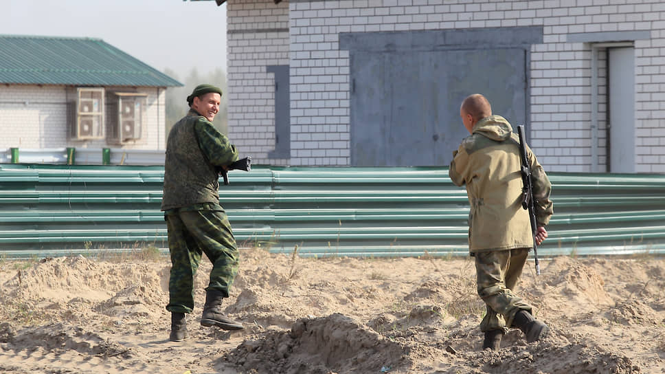 Закончив тренировку, &quot;террористы&quot; и &quot;освободители&quot; вновь оказываются братьями по оружию