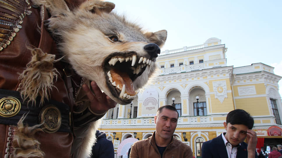 Весной 2019 года Приволжский федеральной округ принял у Урала эстафету Всероссийского театрального марафона. Театральные костюмы съехались со всего региона, удивляя проходящих мимо Драмтеатра