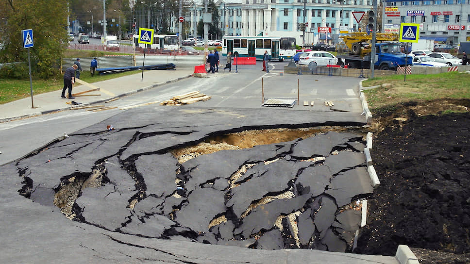 Октябрь 2015. На участке проспекта Гагарина провалился грунт. На ремонт и восстановление движения ушло несколько месяцев