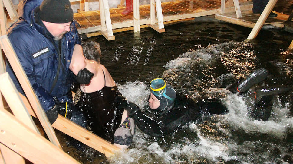 Этой женщине внезапно стало плохо, и ей на помощь стремглав бросился дежурный водолаз