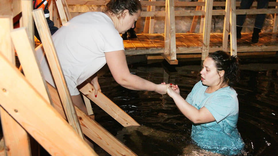 Некоторым все же было не по себе в ледяной воде, и требовалась поддержка близких