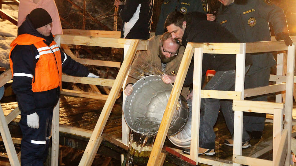 Освященная вода из купели сделает прорубь еще целебнее