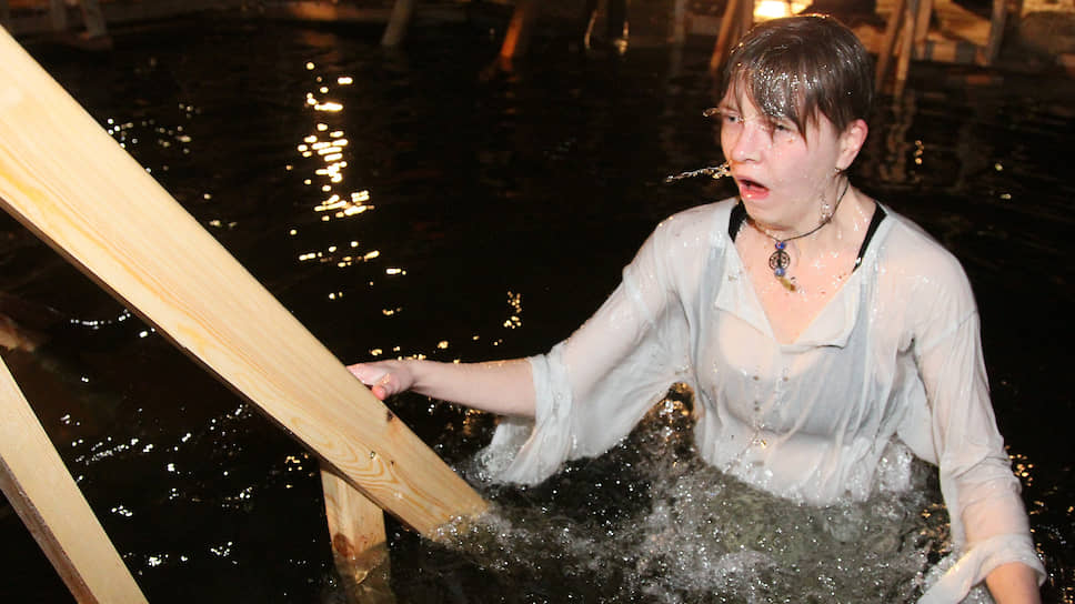 Несмотря на опасения, лед все же не уплыл вниз по Волге, позволив устроить деревянные купели