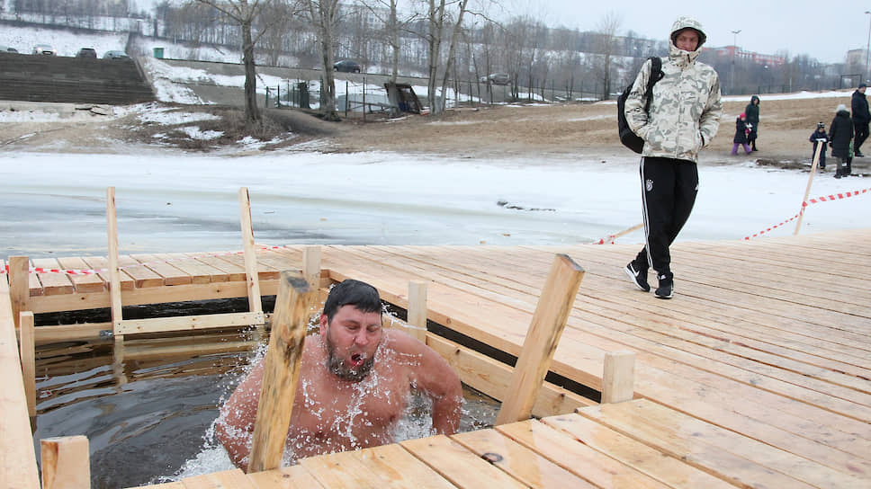 Глядя на купающихся, многие ежились даже под теплой курткой