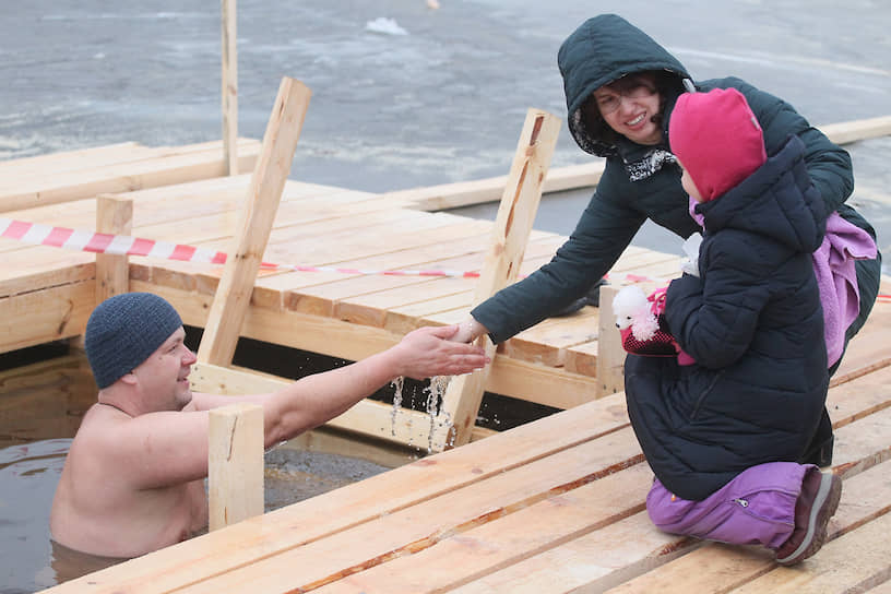 Раздеться на легком морозце решились не все, и ограничились лишь умыванием водой из проруби