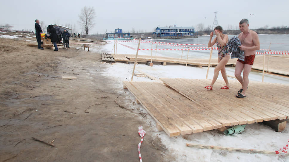 Лишенные снега берега Гребного канала наводили на мысли о зимних прибалтийских пляжах