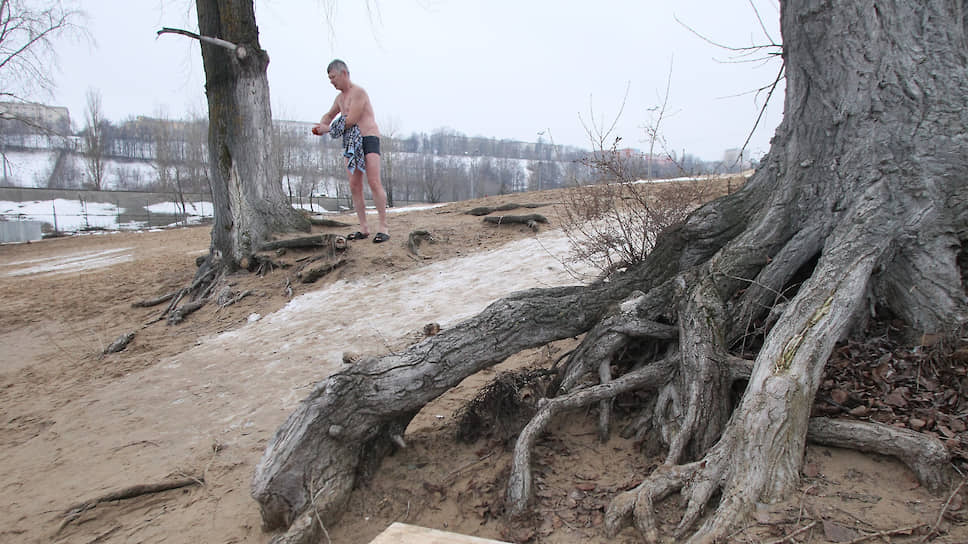 Многие сомневались, будет ли этой зимой на водоемах хоть какой-то лед, в котором можно сделать крещенскую прорубь