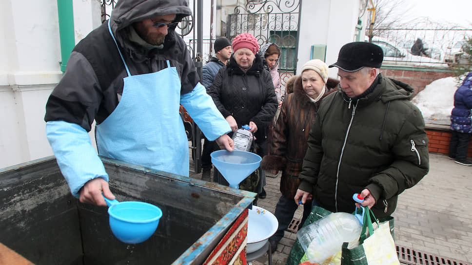 Крещенская вода в этот день была не только в реках. Ко всем храмам стояли длинные очереди с канистрами