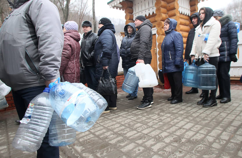 Крещенская вода для многих стоит того, чтобы ей как следует запастись