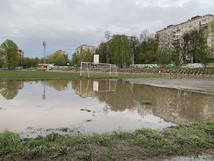 Заброшенный стадион &quot;Водник&quot; в центре Нижнего Новгорода оправдывает свое название