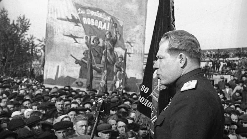 За годы войны предприятие выпустило 100 000 орудий – это больше, чем произвели все страны гитлеровской коалиции, вместе взятые. На фото - митинг рабочих завода №92 имени Сталина в честь выпуска юбилейной пушки. 