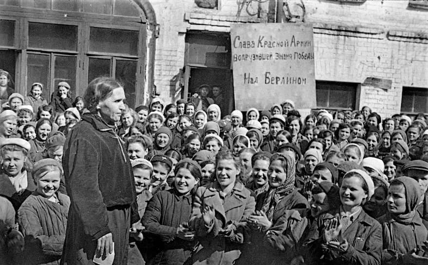 Неоценимый вклад в победу внес каждый завод. В день окончания войны праздничные митинги прошли на всех предприятиях. На фото - митинг на борской фабрике Швейпрома в день капитуляции Германии.