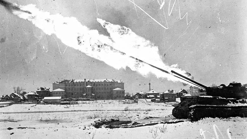 На фото - Т-34 на испытательном полигоне завода