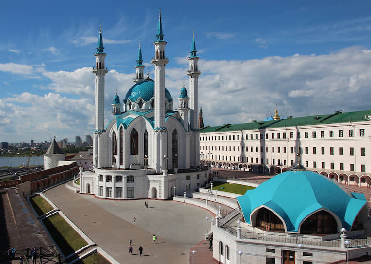Казань -- крупнейший город Приволжского федерального округа по площади и на данный момент по численности населения. Здесь проживает 1,257 млн татарстанцев