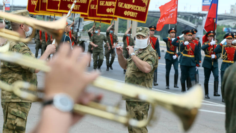 В этот день оркестр исполнял один марш за другим