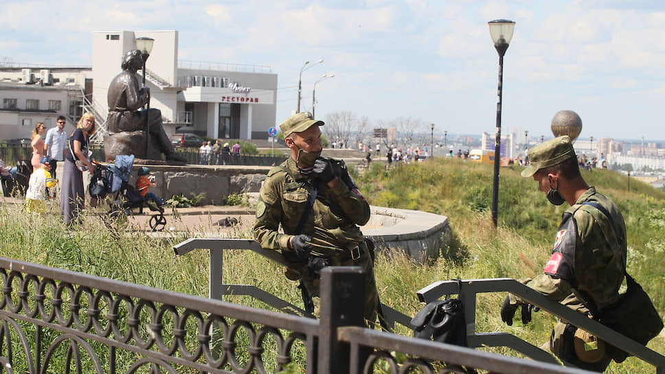 Кому-то из военнослужащих повезло вместо марша дежурить на склонах вокруг набережных, поддерживая карантинные меры