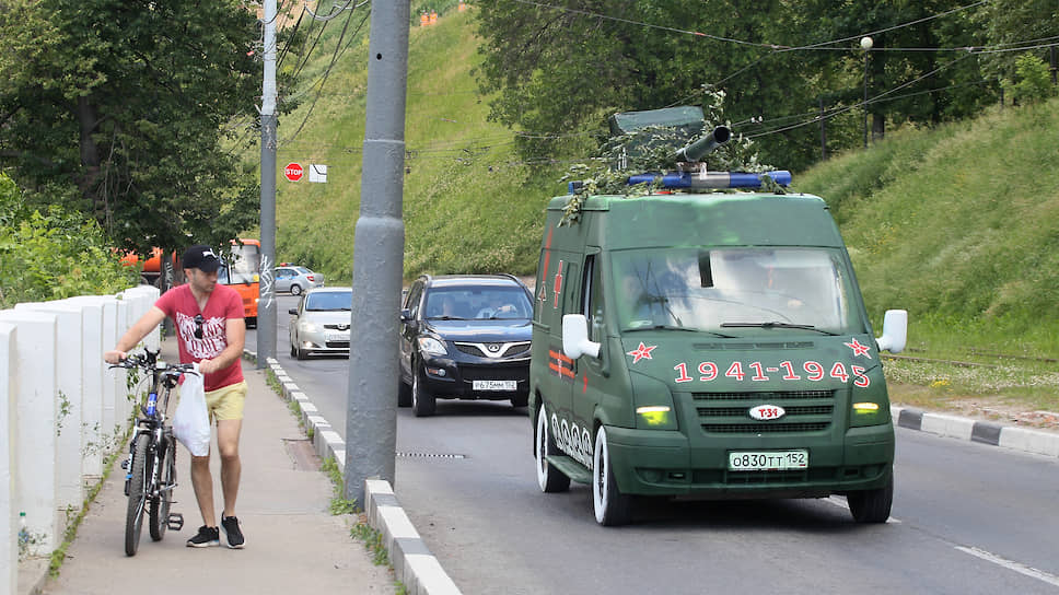 Других энтузиастов не взяли на парад, как ни ухитрялись они притвориться танкистами