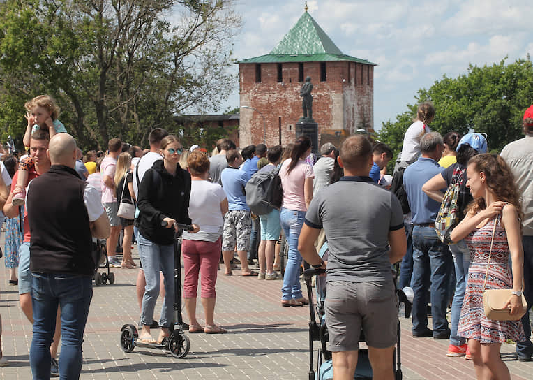 К концу праздника в центре города яблоку было негде упасть. Остается надеяться, что через пару недель в приемных покоях не будет так же многолюдно