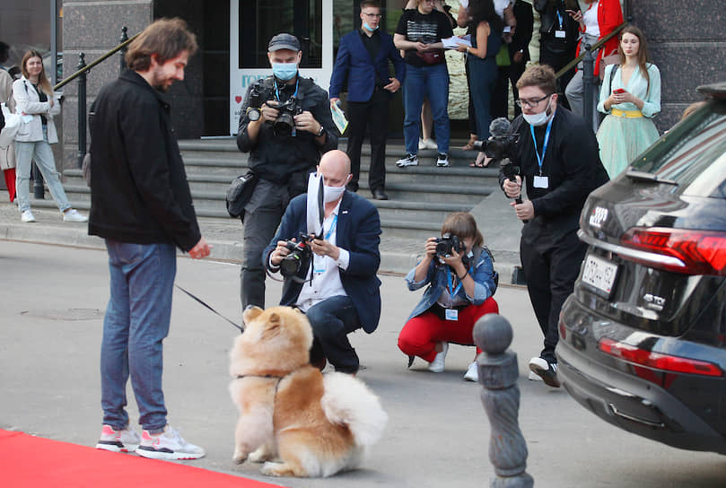 Кинокритик Никита Карцев приехал на фестиваль с женой и собакой, которая привлекла едва ли не больше внимания, чем все кинозвезды