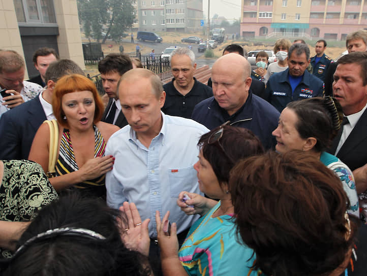 Прилетевшему в Верхнюю Верею премьеру Владимиру Путину местные жители жаловались на бывшего на тот момент губернатором Валерия Шанцева и требовали его отставки