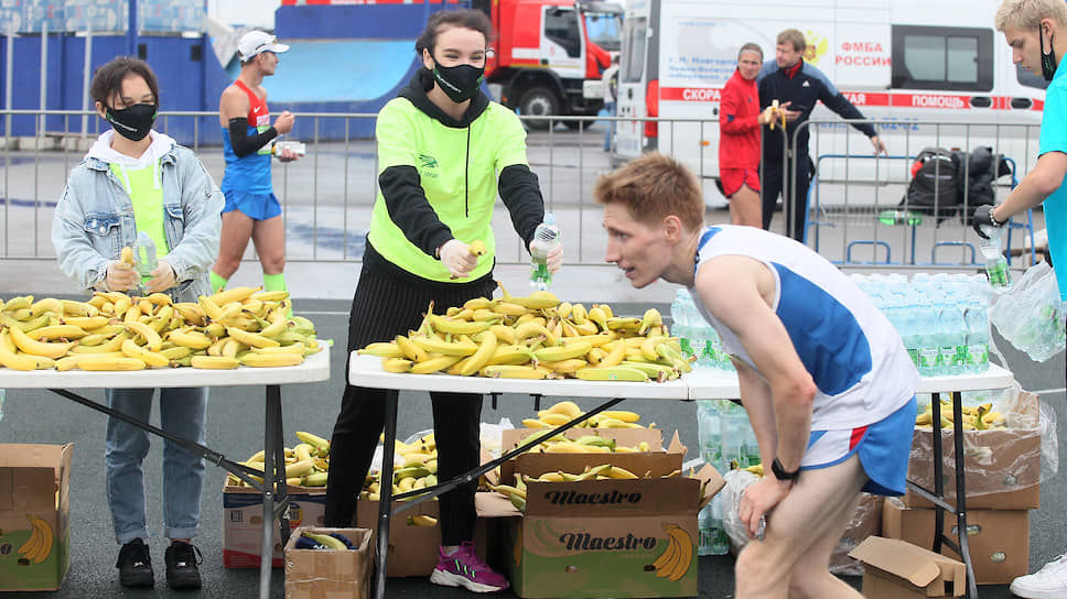 Для всех финишировавших организаторы припасли по банану, но многим было не до фруктов