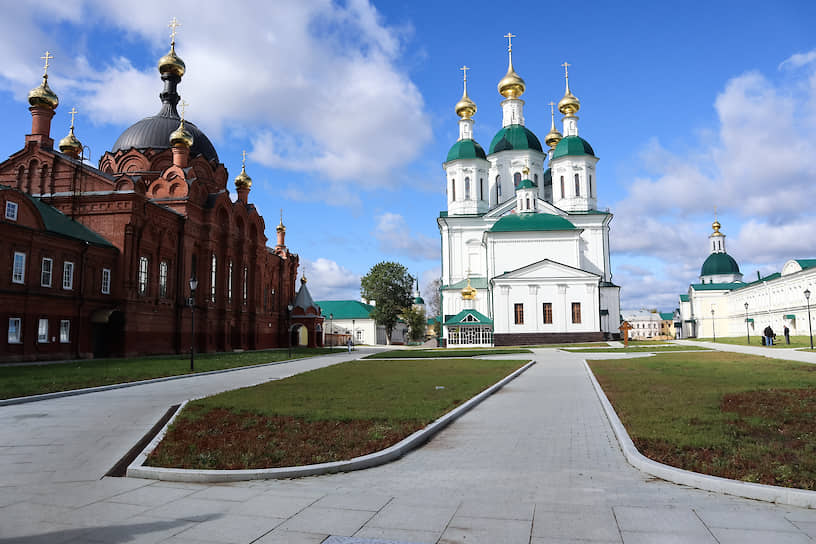 Красный дом находится рядом со Свято-Успенским мужским монастырем Саровская пустынь. В советские годы монастырские храмы были снесены, остальные постройки использовались сначала для детской трудовой коммуны, а потом для исправительной колонии. В 2016 году в Сарове началось восстановление Успенского собора в формах предыдущего храма 1777 года постройки