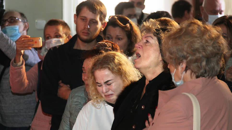 Горе поразило семью журналистки. На снимке дочь и мать погибшей, обе Маргариты. На заднем плане сын Вячеслав
