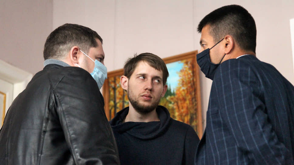 Сын Ирины Славиной Вячеслав беседует с адвокатом Евгением Губиным (справа), защищавшим журналистку в судебных процессах