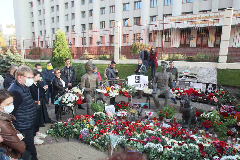 Нижегородцы надеются, что в этот раз полицейские не станут разбирать мемориал в память о гибели Ирины Славиной, как они делали это в выходные