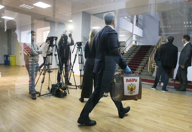 Впервые с начала карантинных мероприятий журналисты смогли присутствовать на заседании думы оффлайн. Прессу допустили в зал заседаний 28 октября в честь выборов главы Нижнего Новгорода