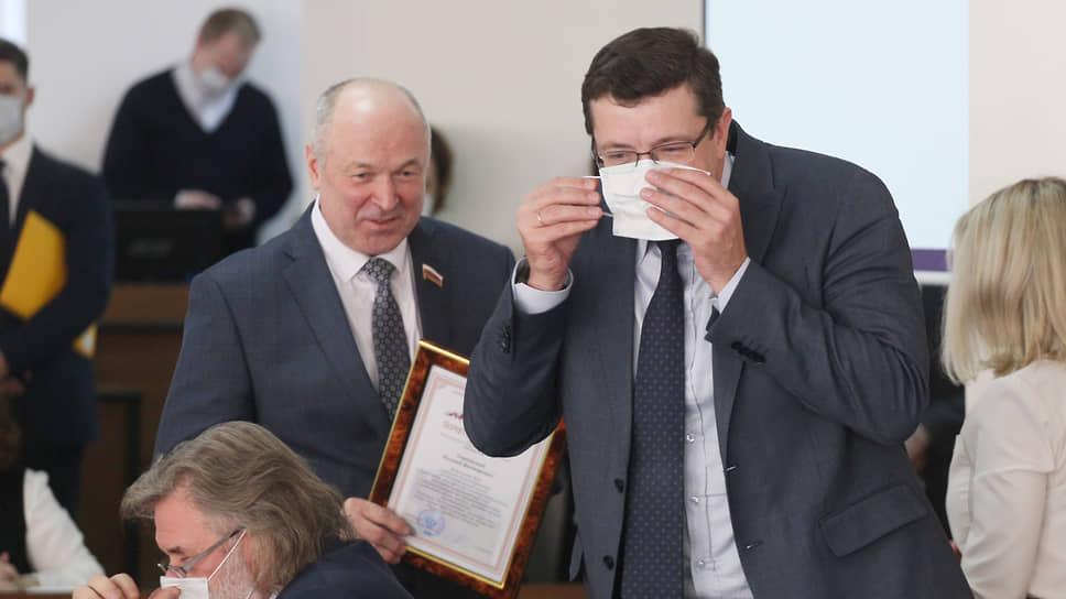 Губернатор Глеб Никитин (справа) вручил Евгению Лебедеву почетный диплом