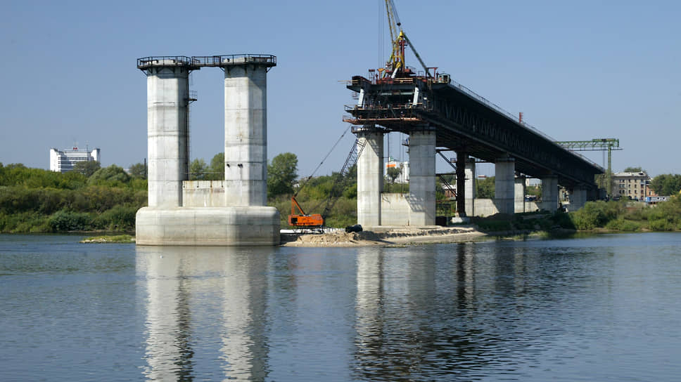 Пять лет спустя в августе 2007 года метромост не достиг и середины реки