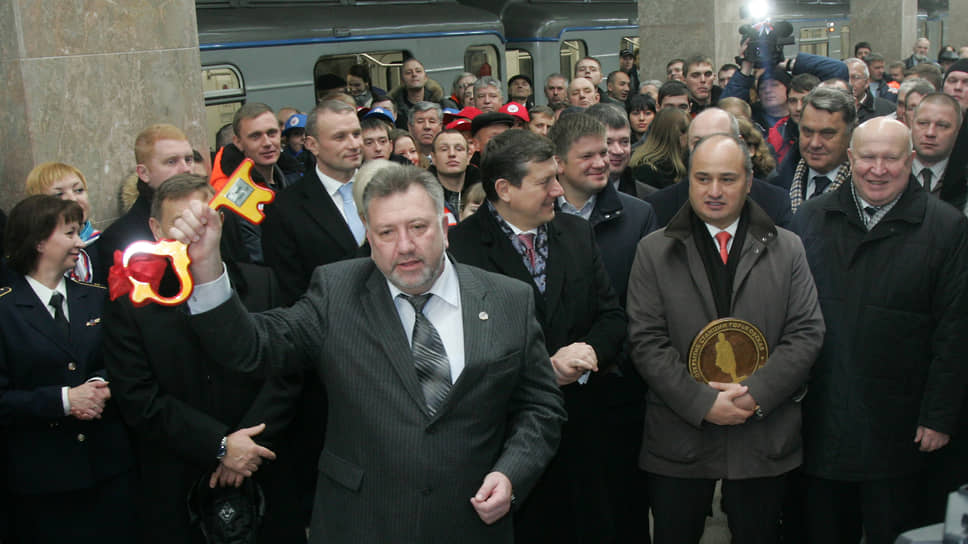 4 ноября 2012 года первая нагорная станция метро &quot;Горьковская&quot; была торжественно открыта. Символический ключ получил директор МП &quot;Нижегородский метрополитен&quot; Олег Яушев (слева). Мэр Олег Сорокин (справа от Яушева) сегодня отбывает срок, а сити-менеджер Олег Кондрашов (справа от Сорокина) скрывается от розыска в США. Губернатор Валерий Шанцев (справа от Кондрашова) уступил пост Глебу Никитину