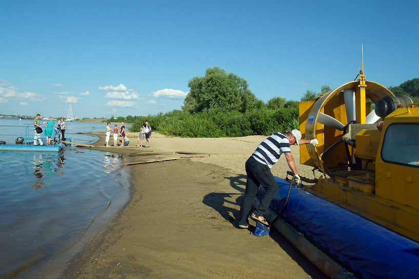 В Нижнем Новгороде, который стоит на двух реках, вода – тоже транспортная сфера, и водитель судна на воздушной подушке может присоединиться к общепрофессиональному празднику