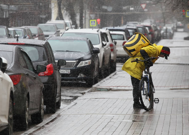 Сотрудники курьерских служб стали так часто мелькать на улицах Нижнего Новгорода на велосипедах, самокатах и машинах, что их волей не волей причислишь к работникам транспортной сферы