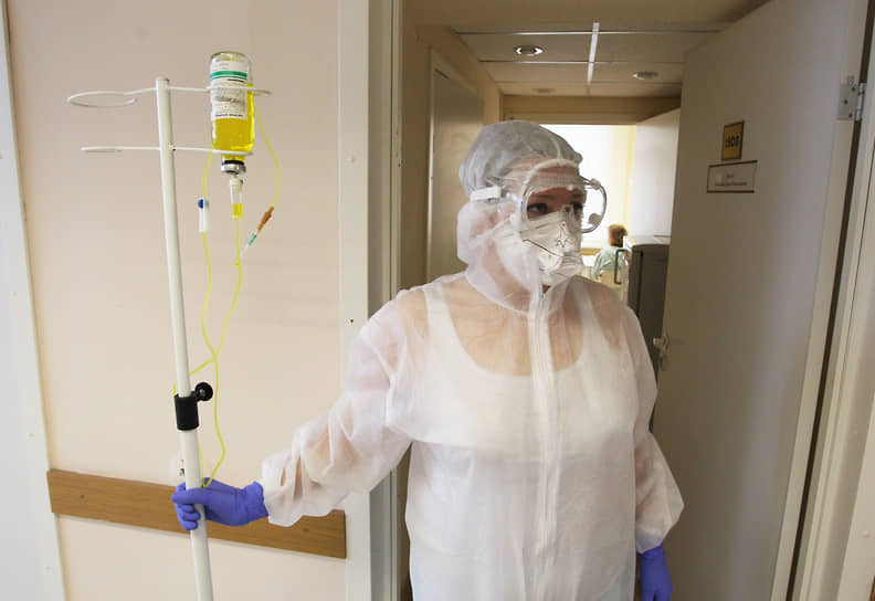 На медицинских сестрах лежит огромная нагрузка – капельницы и уколы пациентам, больным коронавирусом, они ставят неустанно