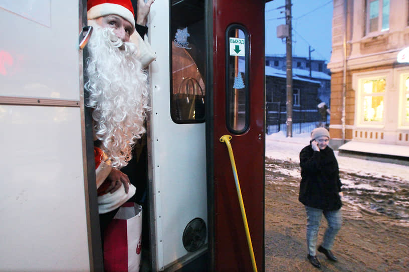Настоящему Деду Морозу любая работа по плечу, даже управление трамваем