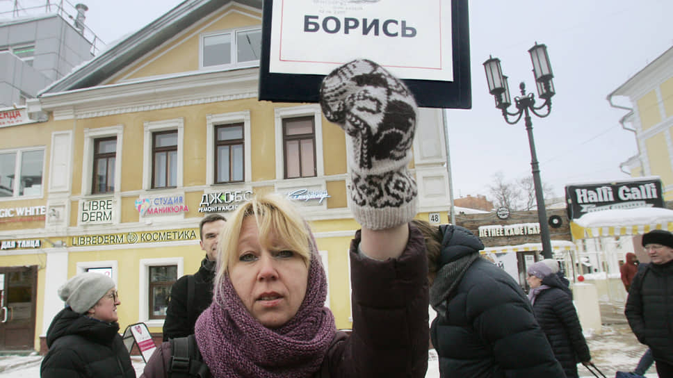 2 октября Ирина Славина совершила самосожжение перед зданием ГУВД. За день до этого к ней пришли с обыском. В своей смерти она &quot;попросила винить Российскую Федерацию&quot;